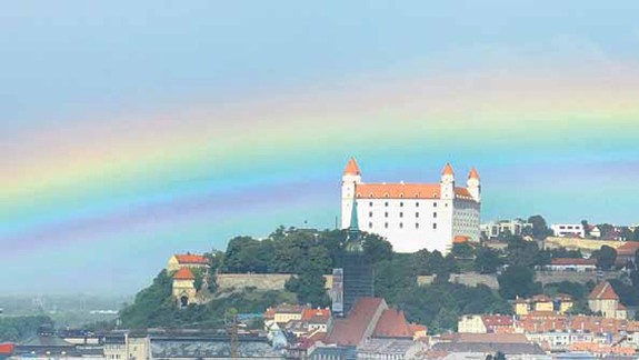 Leto je zatiaľ teplejšie, strašia však búrky