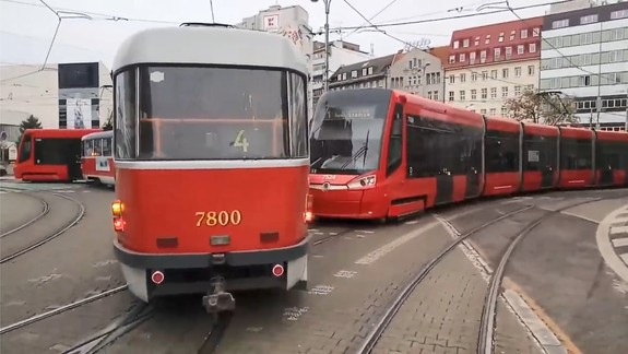 VIDEO: Tri električky sa vzájomne zablokovali medzi Námestím SNP a Kamenným námestím!
