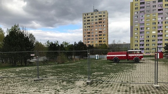 Magistrát reaguje na konflikt v Dúbravke: Auto odtiahneme, povolenie na výrub nepotrebujeme