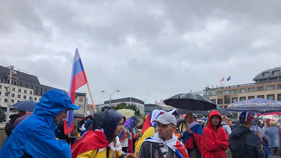 Policajti na proteste zadržali dve osoby a dvoch ľudí museli zdravotníci ošetriť