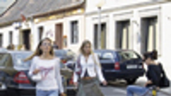 Parkovanie áut na chodníkoch pretrváva