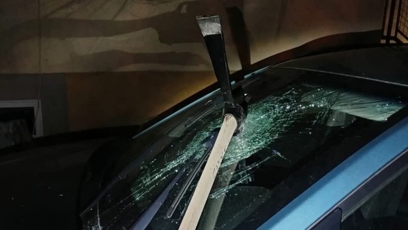 Drsné spôsoby na Trnávke: Majiteľ si našiel v čelnom skle auta zaťatý krompáč