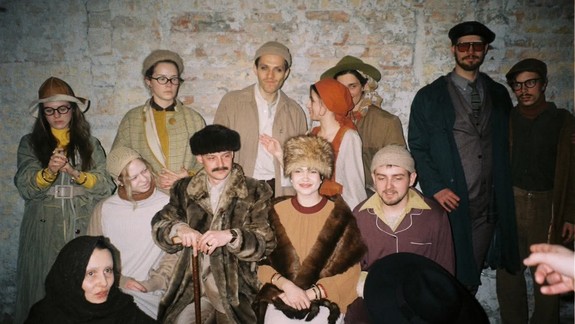 Rodina sa bojí zmeny viac než vlastného nešťastia: Divadlo Lab VŠMU premiéruje inscenáciu Všade dobre, doma najlepšie