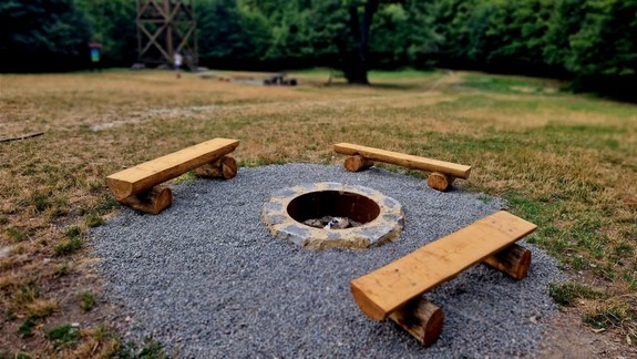 Pozor, v lesoparku platí zákaz zakladania ohňa aj na oficiálnych ohniskách