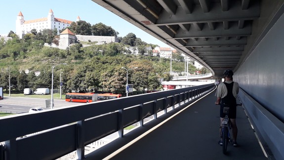 VIDEO: Koniec strachu - oprava deravej lávky na Moste SNP odštartovala! Kadiaľ prejdete?