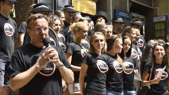 FOTO: Bratislavskú hlavnú stanicu včera oživili tanečníci a tanečnice z Lúčnice