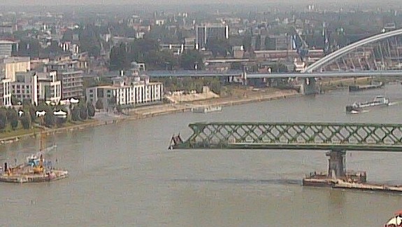 Konštrukcia Starého Mosta už dosiahla stred koryta Dunaja