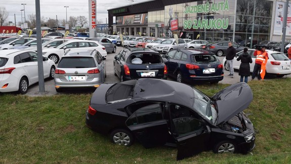 Nehoda na diaľnici skončila poškodením vozidiel v autobazári