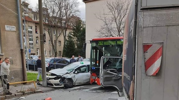 FOTO: Hrozivá nehoda na Svätoplukovej s piatimi zranenými - zrazili sa tu trolejbus MHD, nákladné auto a taxík!