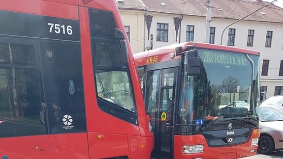 FOTO: Pri Alžbetke narazila električka do trolejbusu - našťastie to nedopadlo ako pred pár dňami v Brne!