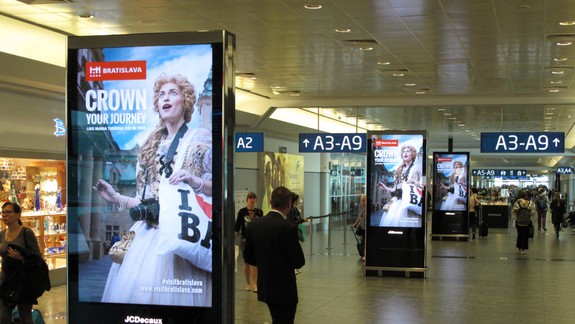 FOTO: Zahraničných turistov mali do Bratislavy prilákať Ján Pavol II., Mária Terézia a Albert Einstein