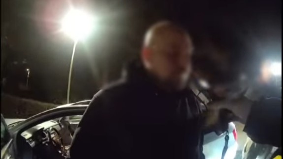 Opitý  vodič: Prechádzal zo strany na stranu, všimli si ho policajti