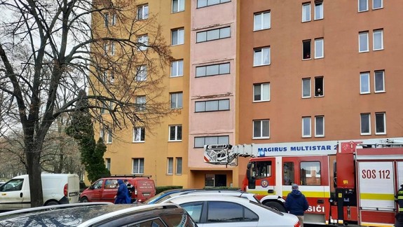 V Podunajských Biskupiciach vypukol požiar pivníc vo výškovom paneláku