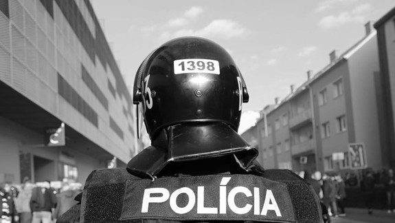 Výtržník so strelnou zbraňou ohrozoval skupinu mladíkov vo Svätom Jure