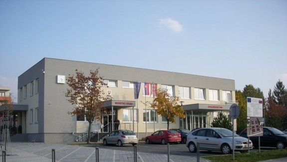 Záhorská Bystrica prijala úsporné opatrenia - dotknú sa aj platov zamestnancov...