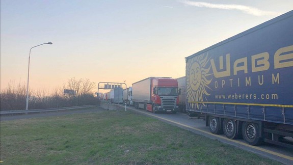 VIDEO: Kamióny pri Bratislave zablokovali všetky jazdné pruhy na diaľniciach D1, D2 a D4