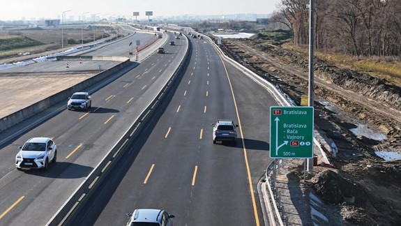 Polícia upozorňuje: Nedostatočný odstup pri jazde na diaľnici môže spôsobiť reťazovú nehodu