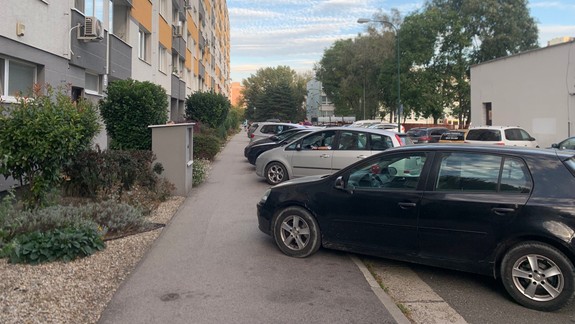 Chodníková novela v praxi: Veľké sťahovanie áut v Petržalke nenastalo