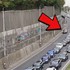 Policajti pokutovali na Pražskej vodičov za jazdu v bus pruhu
