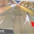 VIDEO: Na Krížnej zrazila električka chodca, vošiel jej priamo do cesty