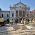 Práce na projekte Živé námestie sa presunuli aj pred Starú tržnicu, veľkým stromom našli nový domov