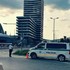 Poznáte tohto muža? Je podozrivý, že po futbalovom zápase rozbil sklenenú výplň na dverách autobusu