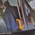 VIDEO: Agresívny výtržník sa v autobuse MHD zaháňal nožom a pľul na cestujúcich