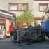 VIDEO: Na Vajnorskej vrazila električka do zametacieho auta, jeho vodiča previezli do nemocnice