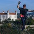 Maximálny adrenalín: Estónsky akrobat prechádza na lane medzi hradom a UFOm, podarí sa mu prekonať svetový rekord?