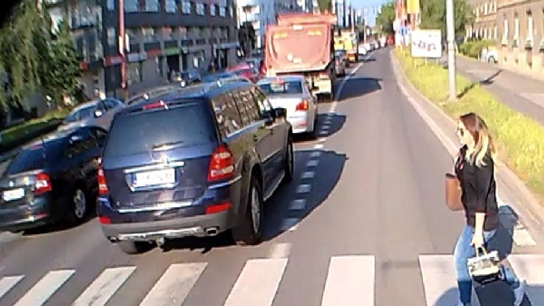 Foto: zranenie cestujúcej v trolejbuse: podľa polície má na ňom podiel nepozorná chodkyňa - 001