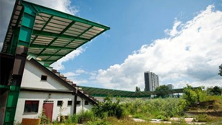 Futbalový štadión v petržalke sa začína búrať - Stadion artmedia