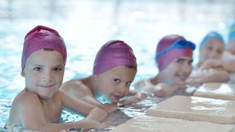 антон беляков краснодар. мальчик плавает на надувном. детское плавание. дети плавают в бассейне. дети купаются в бассейне.