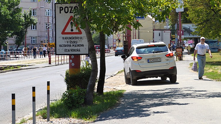 Nové stĺpiky na račianskej ulici vjazdu áut na chodník nezabránili - racianska1