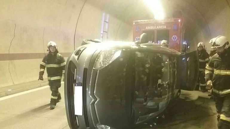 Nehoda auta v tuneli Sitina prevrátené auto