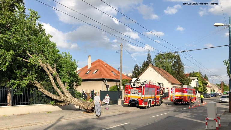 Spadnutý strom na rodinný dom 