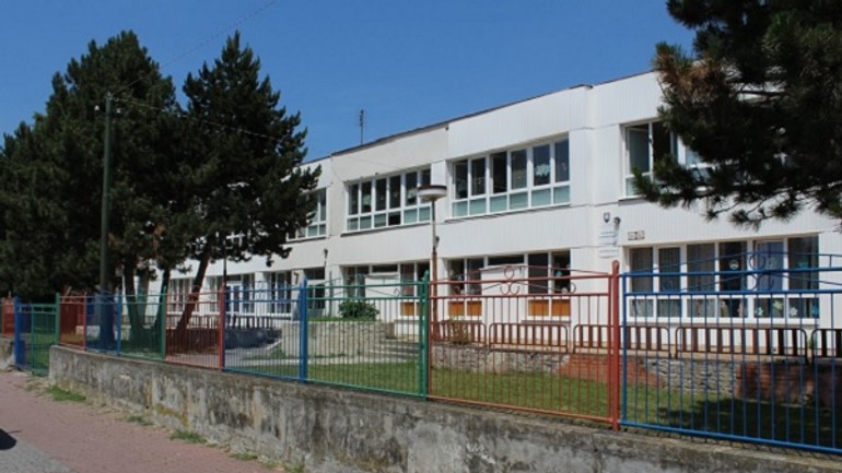 Výmena okien v škole v rusovciach bude stáť takmer 32-tisíc eur - skola rusovce