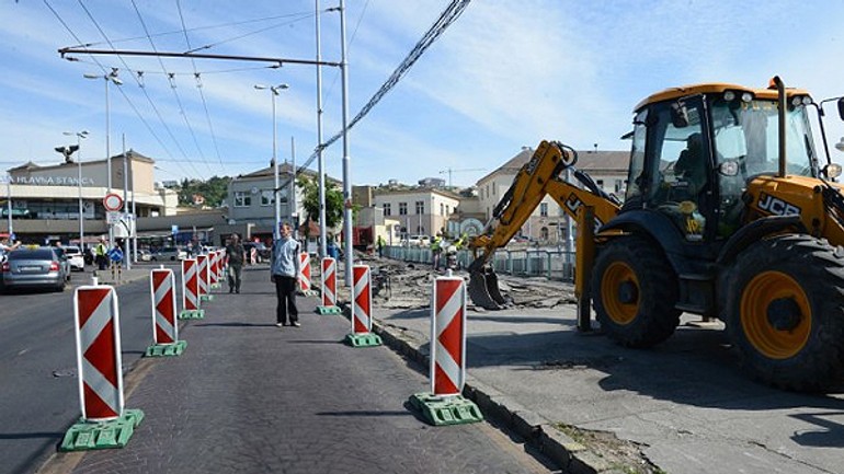 Mesto začalo upravovať priestor pred hlavnou stanicou - stanica_hlavna_oprava