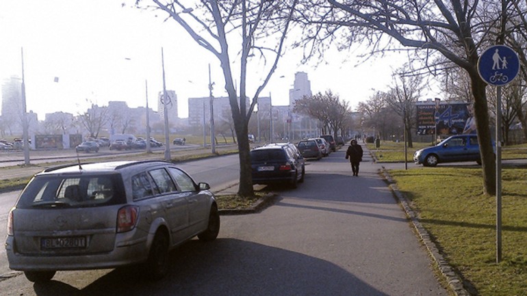 Na ružinovskej polícia toleruje parkovanie, značka to zakazuje - ruzinovska1