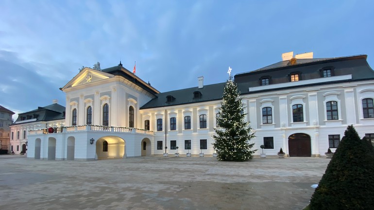 vianočný stromček pred prezidentským palácom