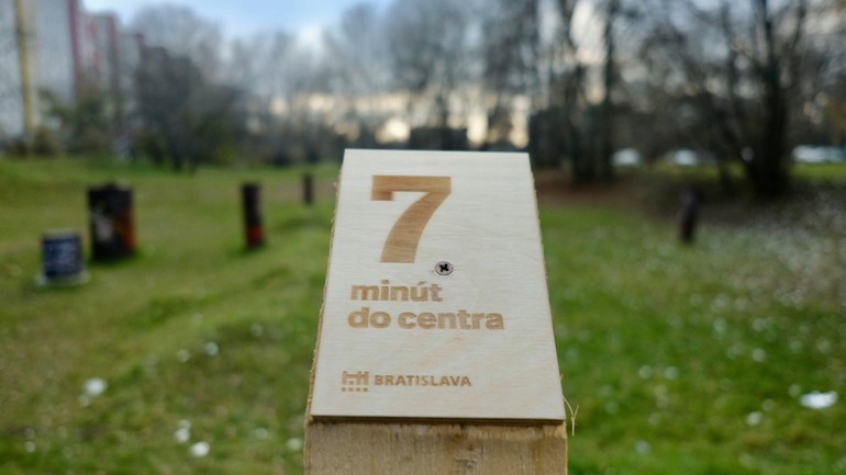 Drevené štítky v teréne