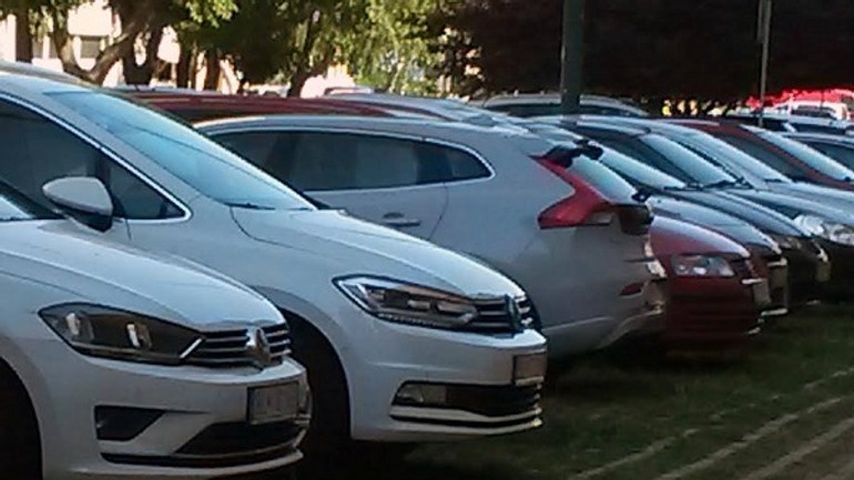 Na chodníkoch parkuje stále viac áut - auta chodnik