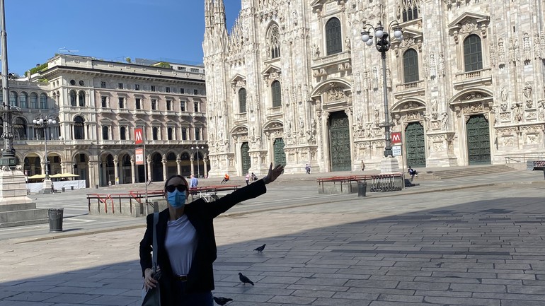 Niki na prázdnom Piazza del Duomo