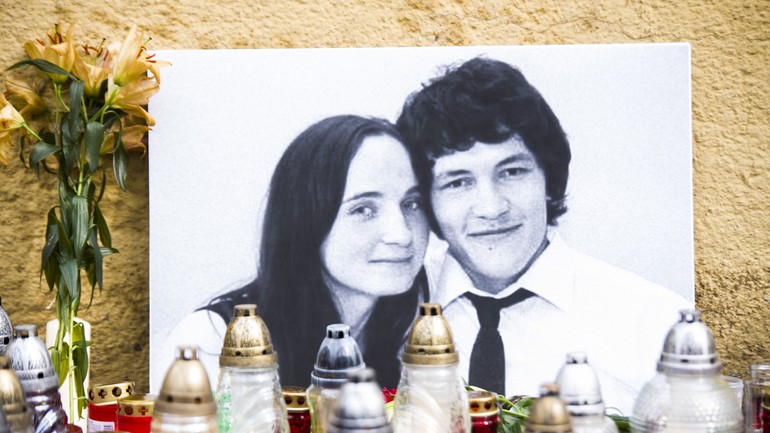 Sviečky na počesť zavraždeného Jána Kuciaka a jeho snúbenice Martiny Kušnírovej