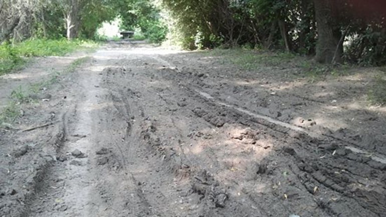 Chodník dopláca na neschopnosť úradníkov - chodnik_morava