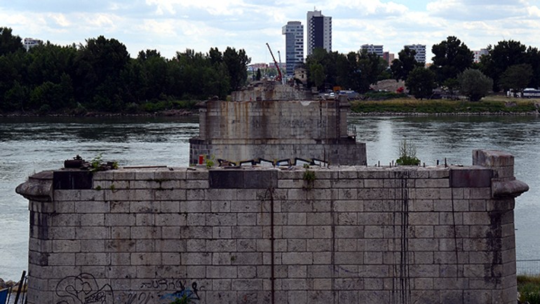 Primátor hovorí o mínach v dunaji, výstavba mosta mešká už tri mesiace - starymost_24062014_1