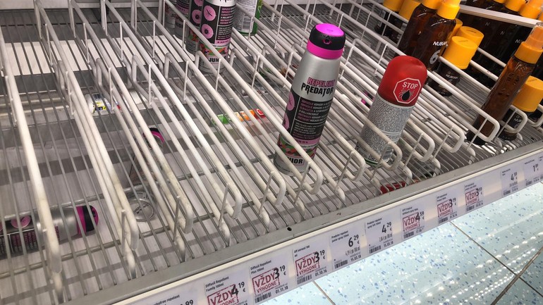 Prázdny regál na repelenty