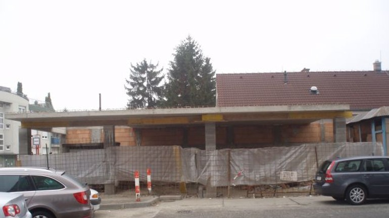 Na kaštieľskej ulici vyrástla čierna stavba - Pb190039