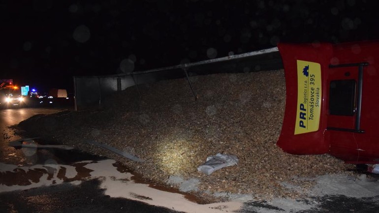 Nehoda kamióna na D1 pri Blatnom