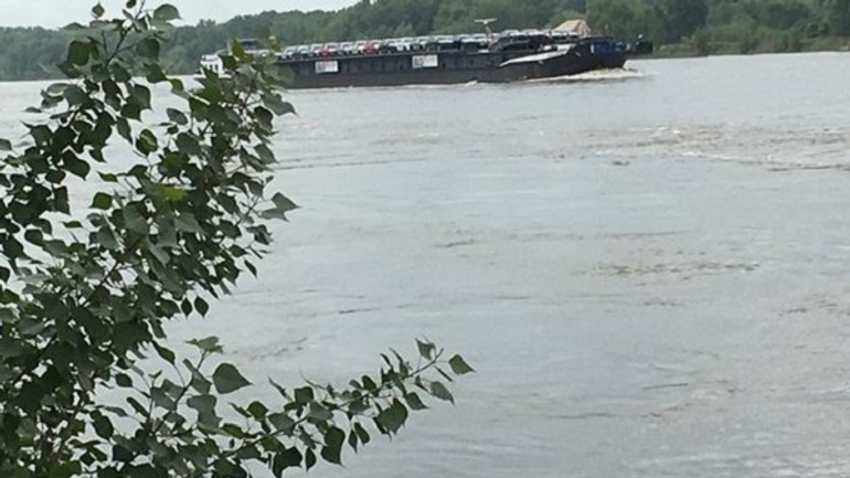 Na dunaji sa zrazili dve lode, jednou bol remorkér s naftou - dunaj tvnoviny.sk