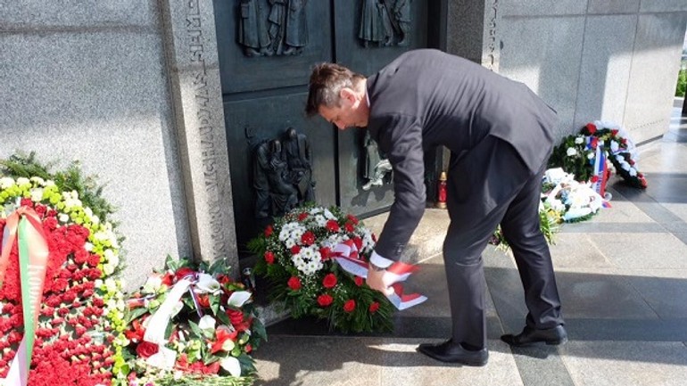 Pripomíname si koniec druhej svetovej vojny. nesrovnal si uctil padlých vojakov - 1